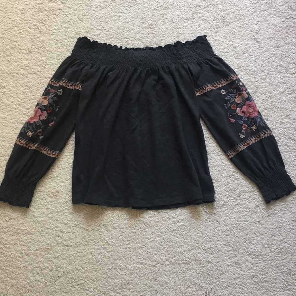 AE embroidered off shoulder top, XS, NWT
